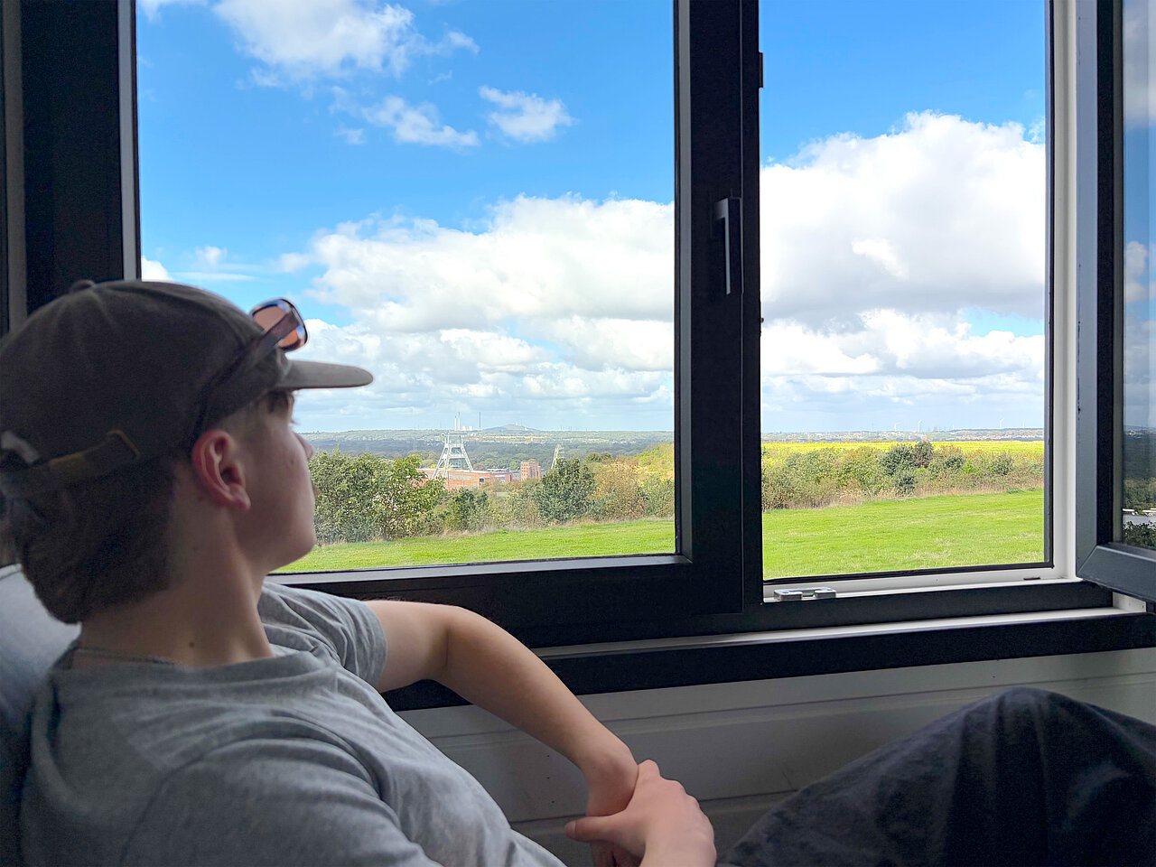 Haldenwärter Fynn blickt ein letztes Mal aus seinem Tiny House auf der Halde Hohenward