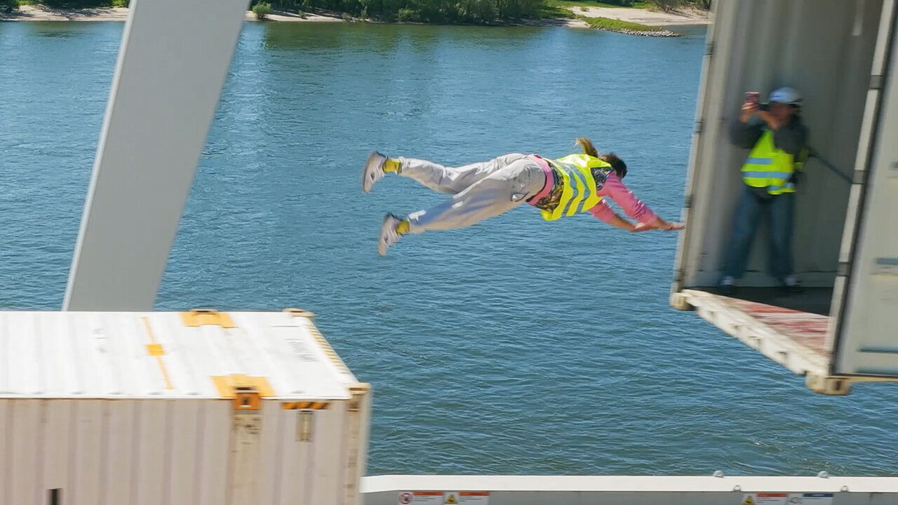 Parkour-Athlet Jan Schlappen auf der Suche nach dem über die Container am Duisburger Hafen
