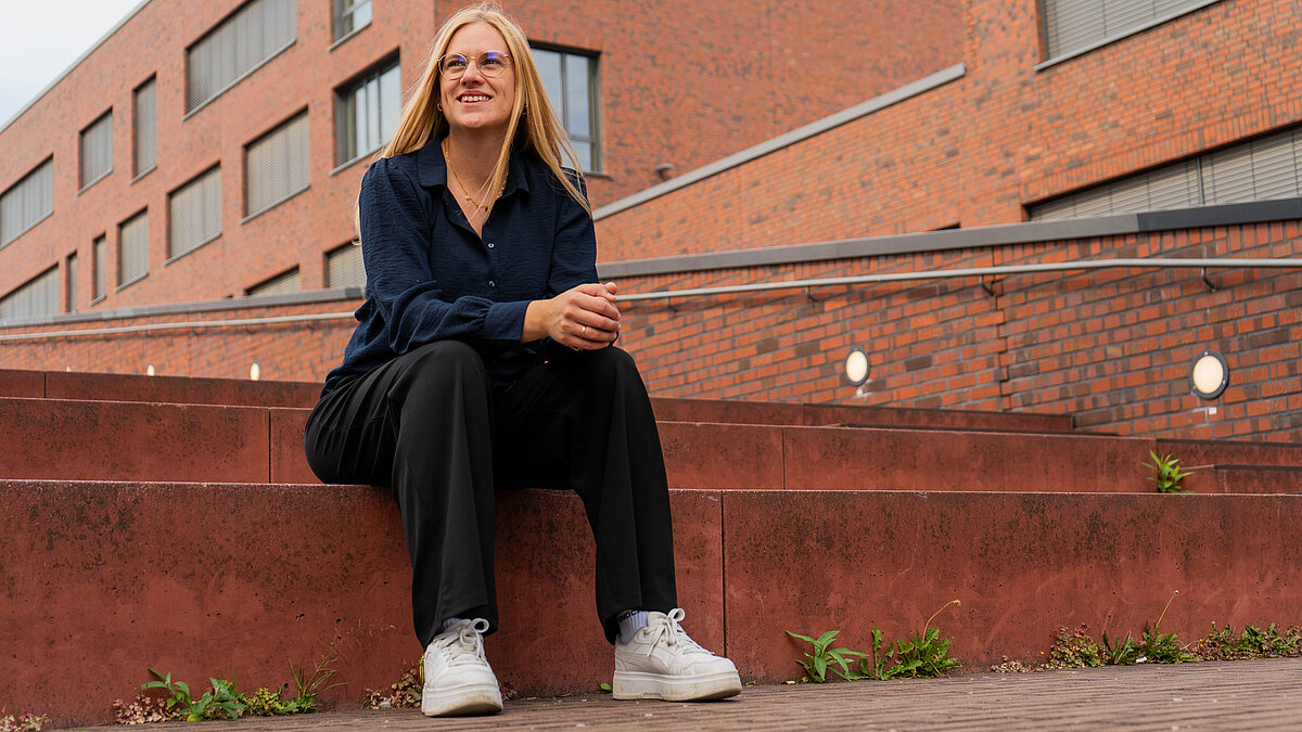 Referentin für Netzdatenmanagement, Pia Vorrath, von Thyssengas vor der Dortmunder Konzernzentrale Credit: thyssengas