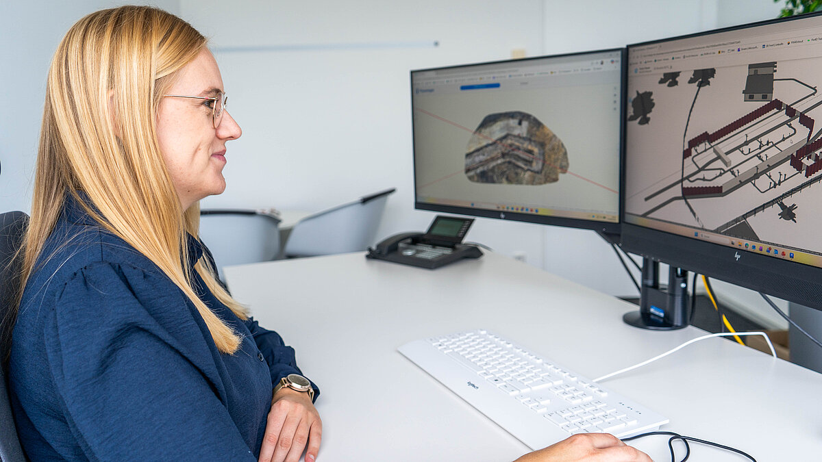 Referentin für Netzdatenmanagement, Pia Vorrath von Thyssengas an ihrem Arbeitsplatz in Dortmund Credit: thyssengas