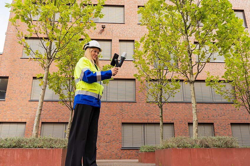 Referentin für Netzdatenmanagement, Pia Vorrath, von Thyssengas mit dem Equipment zur Smartphone-Vermessung. Credit: thyssengas