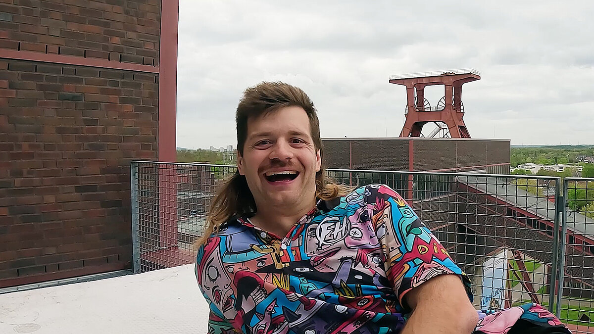 Parkour-Athlet Jan Schlappen zeigt seine Stunts auf dem Wahrzeichen von Essen und dem gesamten Ruhrgebiet, der Zeche Zollverein