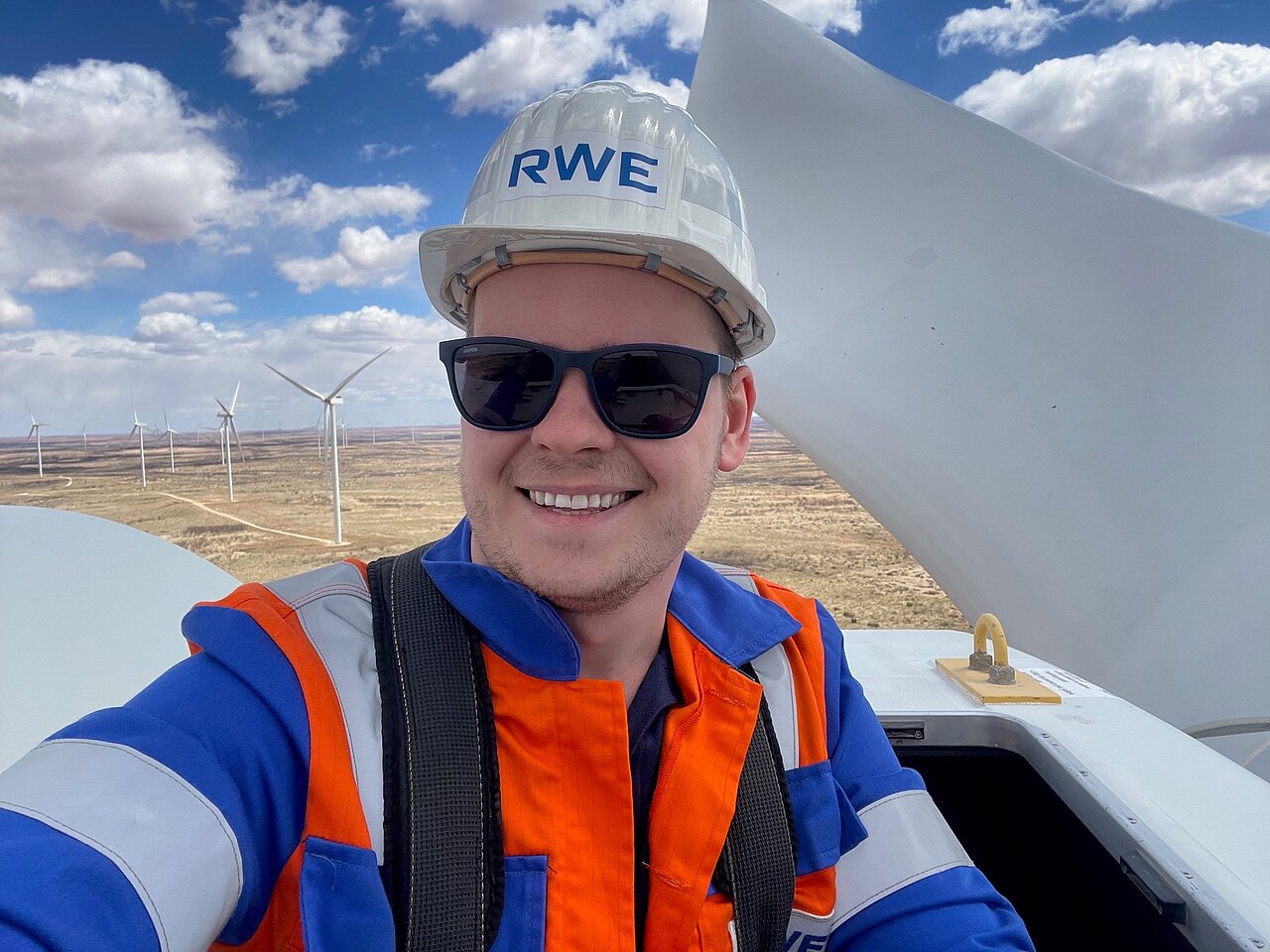 Konstantin Ziborev macht ein Selfie auf einem Windkraftwerk von RWE in US-Bundesstaat Texas